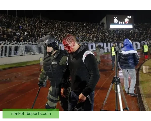 特拉布宗球迷冲入赛场暴力攻击球员引发舆论关注